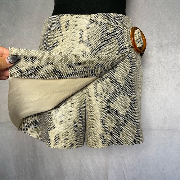 Tan and black snakeskin mini skort with buckle size xs/small - Picture 4 of 7